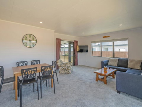 Midtown Bach - Whangamata Holiday Home - Tourism Bookings NZ 2