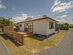 Midtown Bach - Whangamata Holiday Home