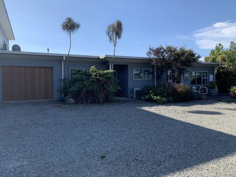 Mitre Peak House - Tourism Bookings NZ 3