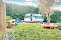 MountViews Glamping- retro caravan getaway