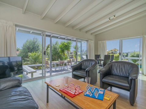 Paradise Palms - Pauanui Bach - Tourism Bookings NZ 1