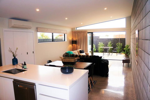 PERFECT ON POWDERHAM - PRIME INNER CITY LOCATION - Tourism Bookings NZ 0