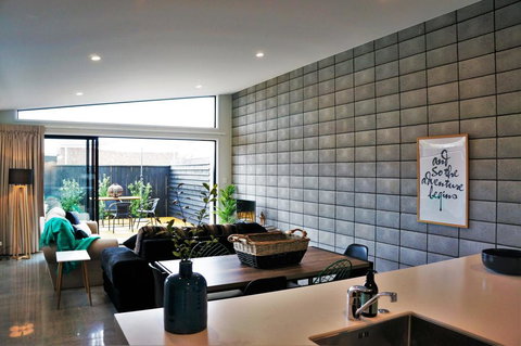 PERFECT ON POWDERHAM - PRIME INNER CITY LOCATION - Tourism Bookings NZ 2