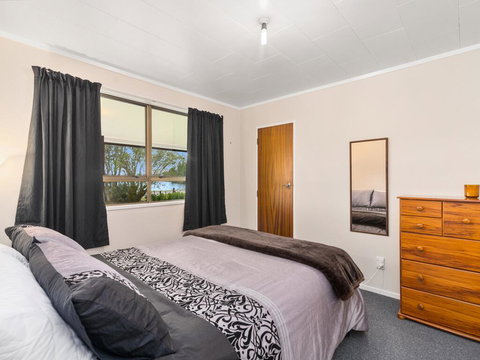 Relax Lakeside - Lake Rotoiti Bach - Tourism Bookings NZ 2