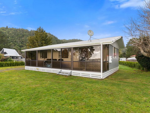 Relax Lakeside - Lake Rotoiti Bach - Tourism Bookings NZ 3