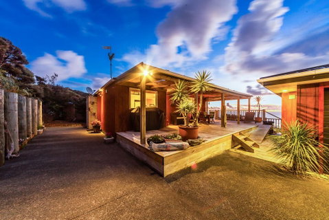 Romantic Piha - Tourism Bookings NZ 3