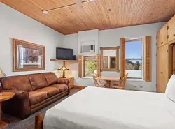 Independence Square 301, Great Hotel Room with Excellent Location & Rooftop Hot Tub