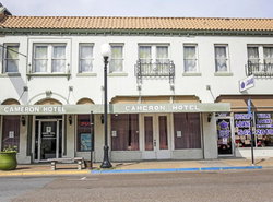 OYO Historic Cameron Hotel Brownsville I-69E