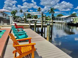 Hot tub and Dock Gilligan's on the Island