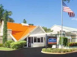 Howard Johnson by Wyndham Vero Beach / Downtown