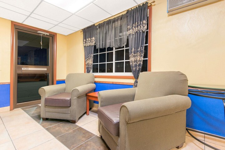 Days Inn By Wyndham Great Bend - thumb 1