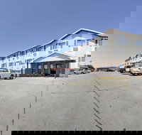 Super 8 by Wyndham Manhattan KS - Hotels Santiago