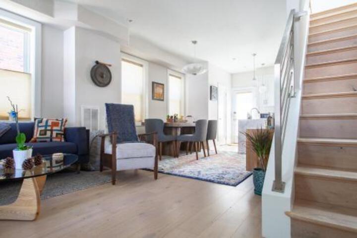  HOME SUITE HOME On The Rox Privacy  Parking - thumb 2