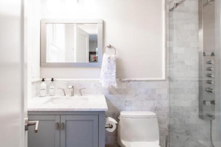  HOME SUITE HOME On The Rox Privacy  Parking - thumb 5