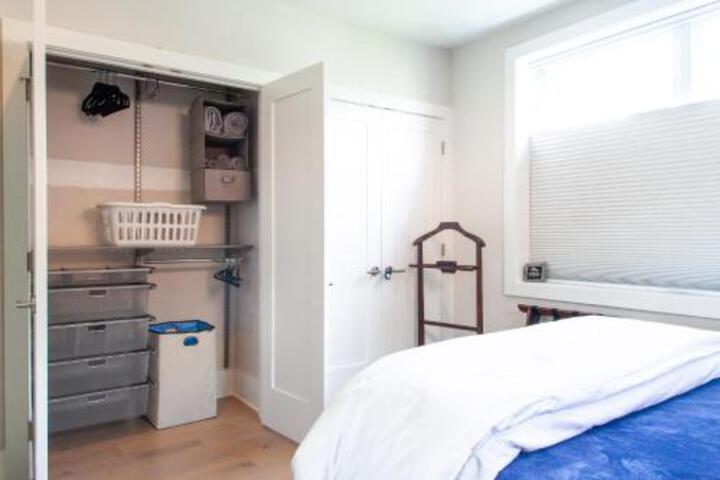  HOME SUITE HOME On The Rox Privacy  Parking - thumb 4