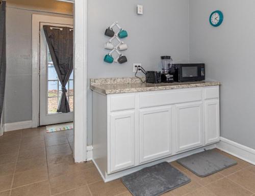 Bluesy Bungalow! Porch Swing! Pets Ok! Benning 15 Mins - thumb 5