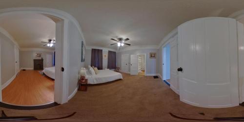 Bluesy Bungalow! Porch Swing! Pets Ok! Benning 15 Mins - thumb 0