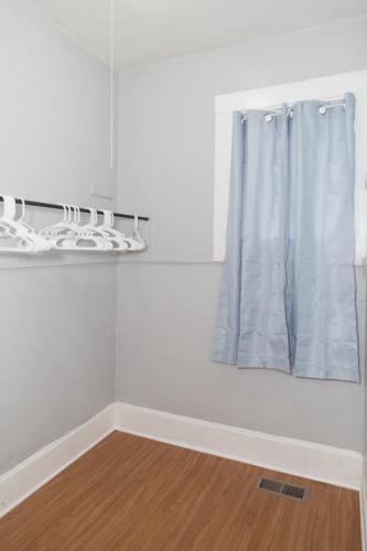 Bluesy Bungalow! Porch Swing! Pets Ok! Benning 15 Mins - thumb 6