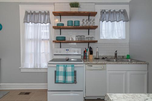 Bluesy Bungalow! Porch Swing! Pets Ok! Benning 15 Mins - thumb 2