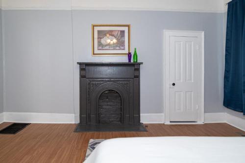 Bluesy Bungalow! Porch Swing! Pets Ok! Benning 15 Mins - thumb 4