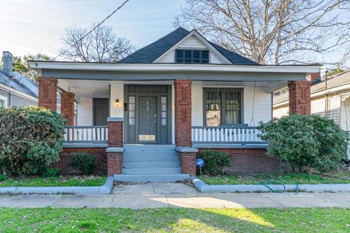 Bluesy Bungalow! Porch Swing! Pets Ok! Benning 15 Mins - thumb 1