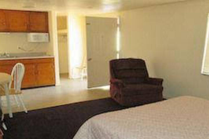 Topaz Inn & Suites - thumb 0