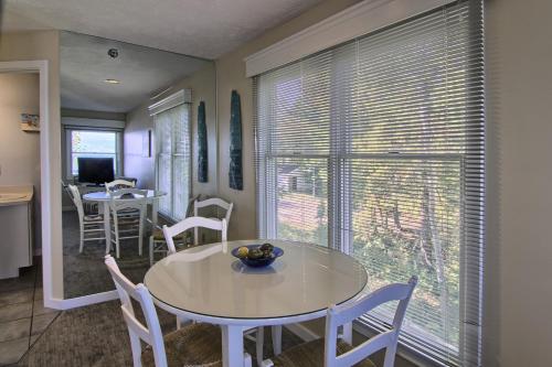 201 North Shore Inn - thumb 2