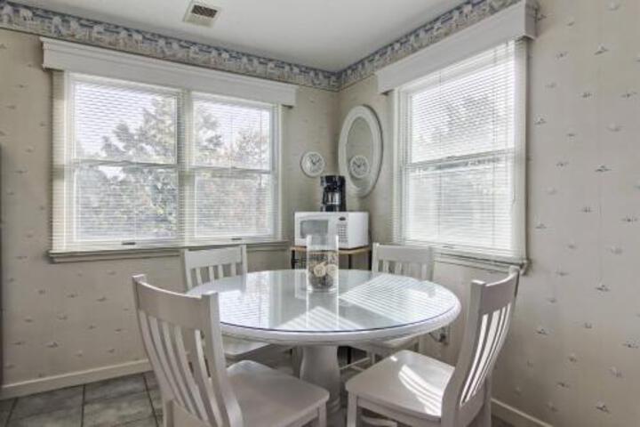 300 North Shore Inn - thumb 1