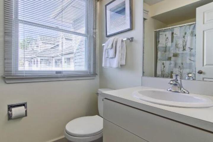 300 North Shore Inn - thumb 0