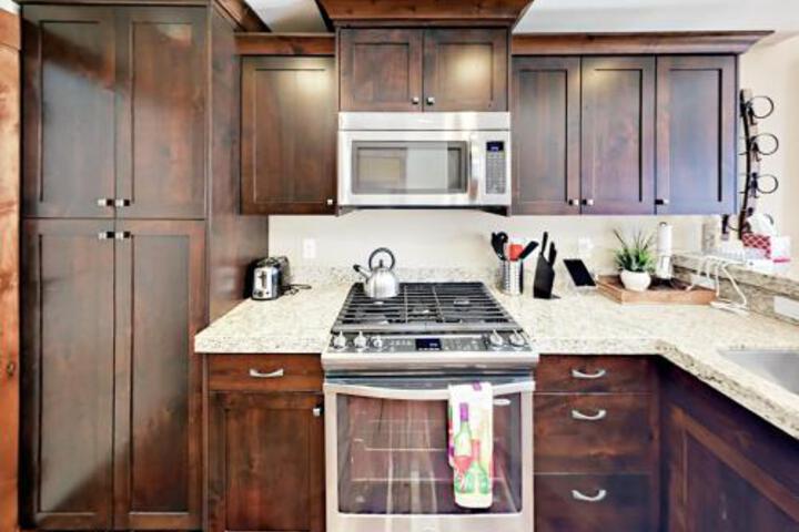 Well Appointed Gem Townhouse Townhouse - thumb 1