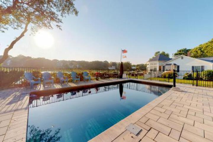 3 Bed 2 Bath Vacation Home In East Falmouth - thumb 0