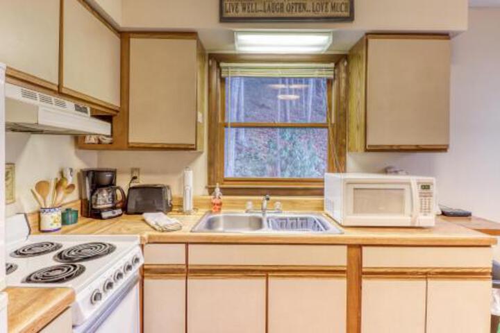 2 Bed 1 Bath Vacation Home In Whittier - thumb 3