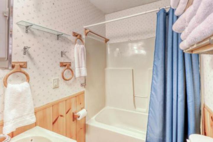 2 Bed 1 Bath Vacation Home In Whittier - thumb 5