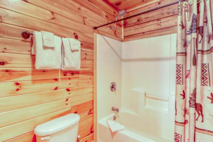 3 Bed 3 Bath Vacation Home In Whittier - thumb 2