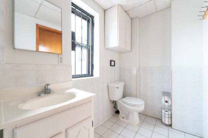 Stylish 3 Bedroom 15 Mins From NYC! - thumb 6