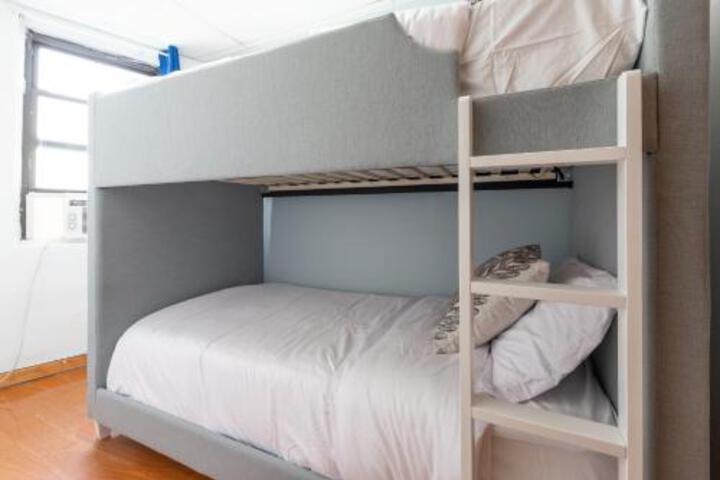 Stylish 3 Bedroom 15 Mins From NYC! - thumb 5