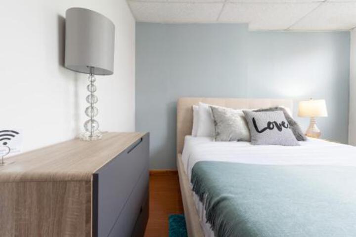Stylish 3 Bedroom 15 Mins From NYC! - thumb 0