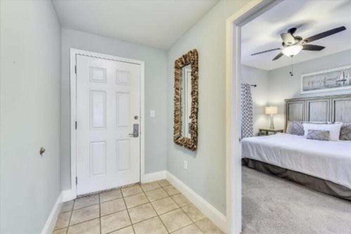 Laketown Wharf 903 Condo - thumb 6
