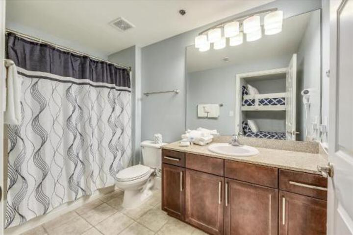 Laketown Wharf 903 Condo - thumb 4