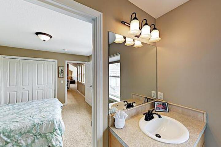 New Listing! Gated Gem: Ocean View Walk To Beach Home - thumb 2