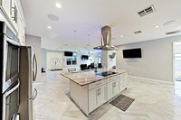 New Listing Sumptuous Retreat Near Beach W / Pool Home