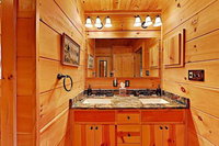 New Listing Lakefront Log Home W / Large Balcony Home