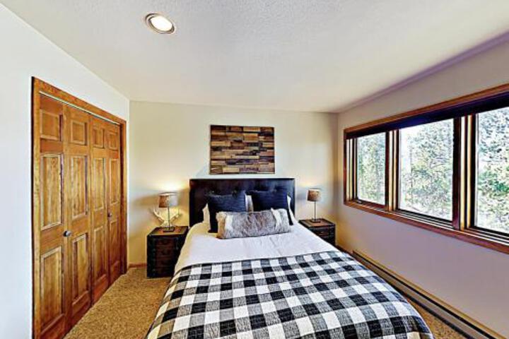 Multi Level Mountain Retreat W / Views & Hot Tub! Townhouse - thumb 1