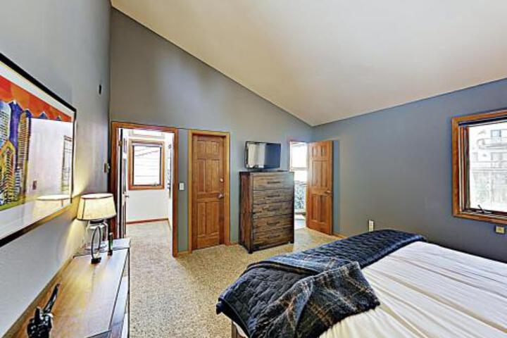 Multi Level Mountain Retreat W / Views & Hot Tub! Townhouse - thumb 4