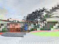 New Listing Charming Getaway W / Screened Pool 2 Bedroom Home