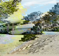 New Listing Spacious Harwich Charmer - Near Beach 3 Bedroom Home - USA Accommodation