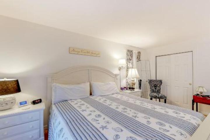 White Picket - thumb 0