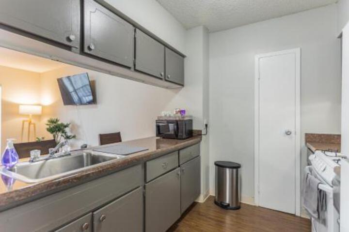 Modern Memphis Studio + Walk Score 85 - thumb 0