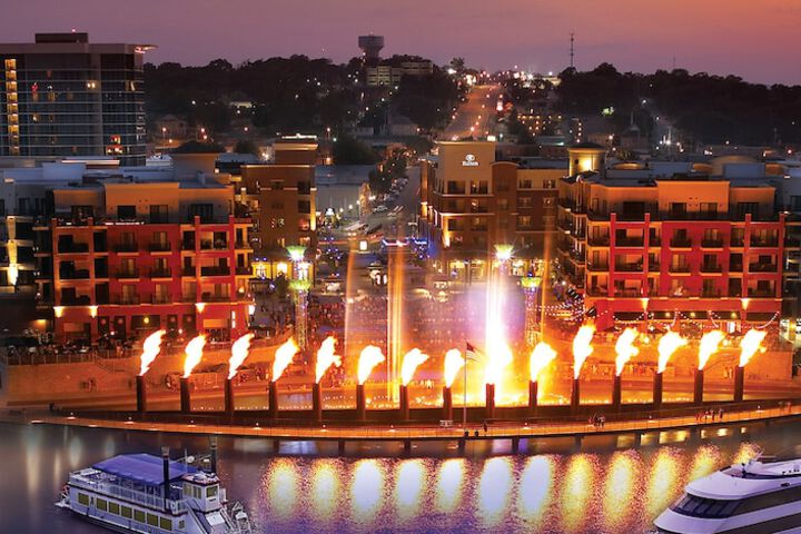 Hilton Promenade At Branson Landing - thumb 2