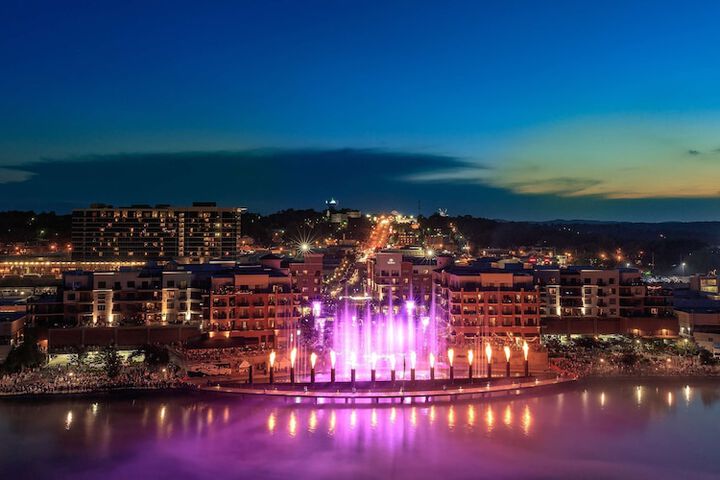 Hilton Promenade At Branson Landing - thumb 3